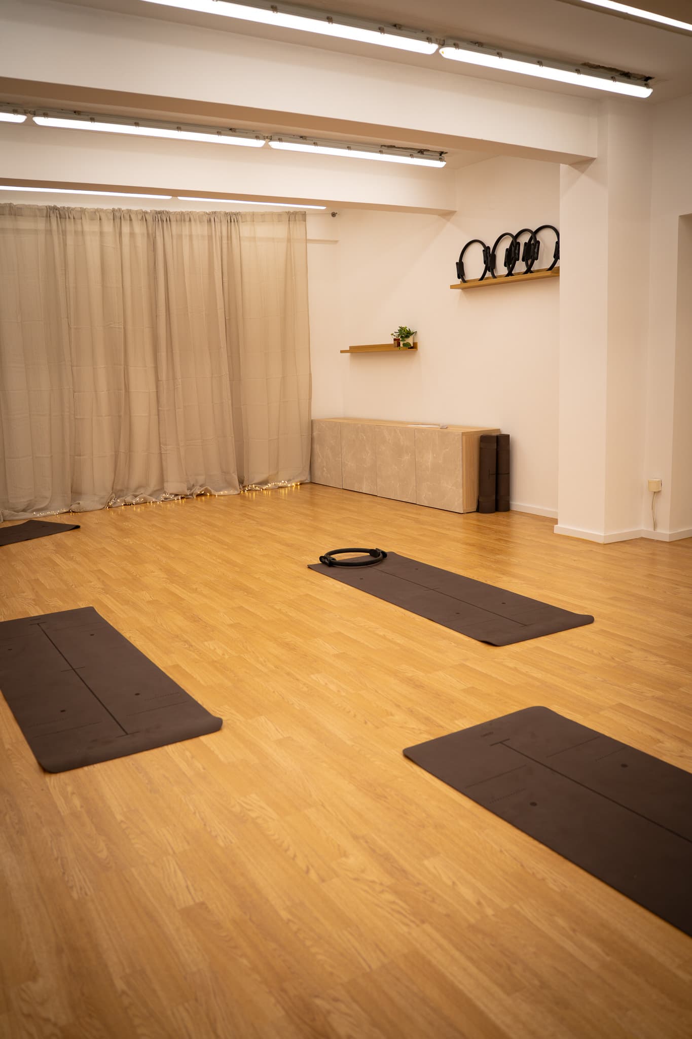 Pogled na svetlobo in blazine v studiu Align